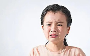 Con gái thường xuyên đau ốm bất thường, mẹ sinh nghi liền đưa đi khám bác sĩ: Vừa nghe chẩn đoán thì bật khóc vì hối hận