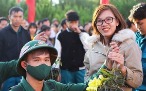 Chàng trai mồ côi và ông bố trẻ xung phong nhập ngũ