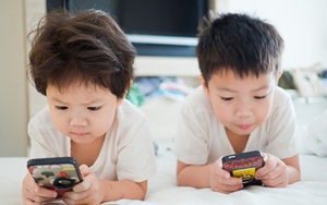 Gia tăng trẻ mắc hội chứng TIC do nghiện xem điện thoại: Cha mẹ nắm rõ triệu chứng nếu không muốn trẻ bị ám ảnh thần kinh đến khi trưởng thành