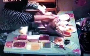 Đòi xem điện thoại không được, cô gái tạt cả nồi lẩu vào mặt bạn trai