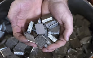 Từng tăng nóng tương tự lithium, loại nguyên liệu pin xe điện quan trọng này đang lao dốc không phanh, Trung Quốc chuẩn bị ra tay giải cứu