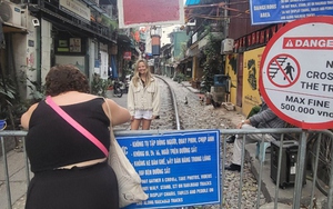 Du khách nước ngoài vẫn bất chấp nguy hiểm, tràn vào phố cà phê đường tàu Hà Nội