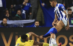 Hy hữu: Tiền đạo Porto bị đối thủ kéo tụt quần ở Champions League