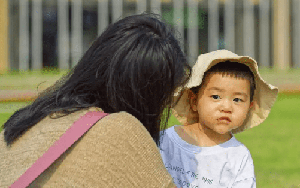 Vì sao đứa trẻ được nuôi dạy bởi người mẹ "khéo ăn, khéo nói" thường nhút nhát, lầm lì? – Đây là 2 lý do cực kỳ thuyết phục!