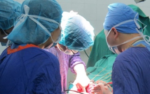 Bệnh viện Hữu nghị Việt Đức hạn chế mổ phiên: Bệnh nhân lo lắng, bác sĩ buồn