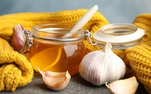Mật ong ngâm tỏi để lâu có dùng được không?