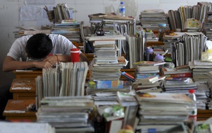 Bên trong 'công xưởng thi đại học' lớn nhất Trung Quốc: Học 15 tiếng/ngày nhưng chỉ có 15 phút để ăn, giáo viên lên lịch sinh hoạt cho cả lớp để tránh lãng phí thời gian