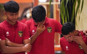 Cầu thủ U20 Indonesia cúi mặt khóc khi biết tin mất quyền chủ nhà U20 World Cup 2023