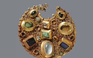 Tìm thấy nhiều đồ trang sức đá quý tuyệt đẹp trong kho báu 800 năm tuổi