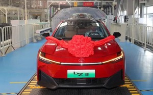 Xuất xưởng sedan điện đầu tiên của Toyota: Made in China, giá quy đổi 650 triệu đồng, không mất tiền sạc