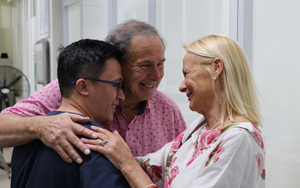 Nữ y tá người Anh mắc COVID-19 cùng chồng trở lại Việt Nam cảm ơn bác sĩ