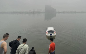 Hà Nội: Chiếc xế hộp do người phụ nữ điều khiển bất ngờ lao xuống hồ Tây