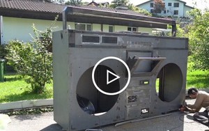Nhà điêu khắc chế tạo máy cassette bằng kim loại nặng 700kg