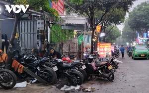 Dịch vụ sửa chữa xe ngang nhiên lấn chiếm lòng đường, vỉa hè Hà Nội