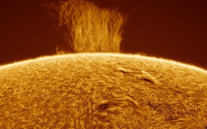 Chiêm ngưỡng ‘dòng thác plasma' trên Mặt Trời cao gấp 8 lần Trái Đất
