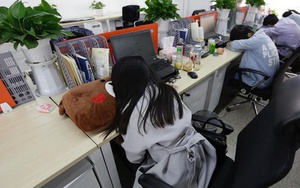 Kiệt sức vì công ty liên tục bắt 'tăng ca', nữ nhân viên quyết định gửi đơn kiện và cái kết sững sờ