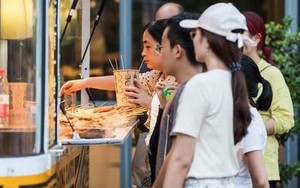 Làm việc 22 năm bị sa thải, người phụ nữ về bán xiên que kiếm 800 triệu đồng/năm