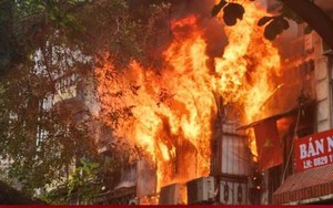 Ngôi nhà trên phố cổ Hà Nội bốc cháy ngùn ngụt