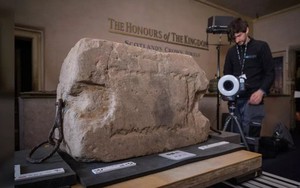 Phát hiện các biểu tượng ngầm và dị thường trong 'Hòn đá định mệnh' 800 tuổi