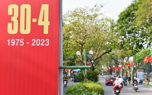 Đường phố Thủ đô rực rỡ cờ đỏ sao vàng chào mừng 48 năm ngày Giải phóng miền Nam