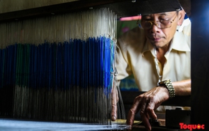 Du khách thích thú trải nghiệm không gian nghề truyền thống bên sông Hương