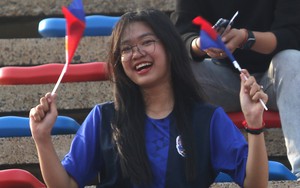 CĐV Campuchia đến sớm 4 tiếng, ngồi giữa sân nắng 40 độ giữ chỗ xem SEA Games