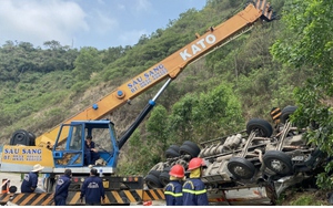 Xe tải bị lật làm 9 người thương vong ở Phú Yên chỉ được phép chở 2 người
