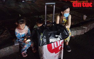 TP Hồ Chí Minh: 'Biển' người vạ vật tại Bến xe Miền Tây lúc nửa đêm