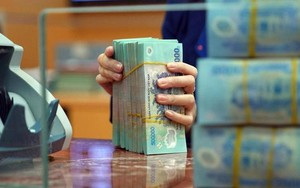 Lãi suất không kỳ hạn giảm mạnh từ 3/4, để tiền trong tài khoản ngân hàng nào có lợi nhất?