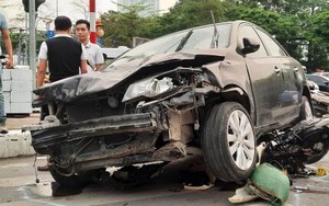 Hà Nội: Ô tô tông hàng loạt xe máy, gần 20 người bị thương
