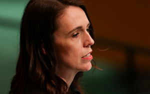 Nữ Thủ tướng New Zealand rơi nước mắt trong phát biểu cuối cùng