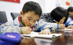 Cậu bé tiểu học viết nhật ký một ngày của mình, thầy giáo đọc xong cười ngặt nghẽo: Tôi sống bao năm chưa từng thấy chuyện này
