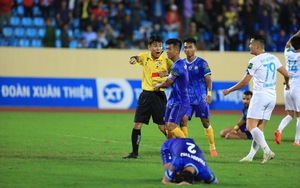 VFF bênh trọng tài Trương Hồng Vũ, cựu Còi vàng Dương Mạnh Hùng: Dùng trọng tài như thế là kéo tụt bóng đá Việt Nam!