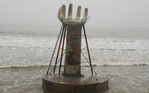 300 triệu đồng đầu tư làm 5 tượng bàn tay bằng bê tông lạc lõng trên bãi biển Thanh Hóa