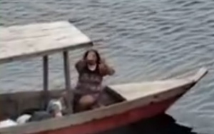 Lênh đênh trên thuyền cùng xác chồng, vợ chiến đấu với kền kền ở Brazil