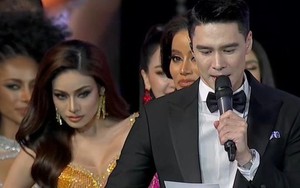 Bức ảnh một thí sinh nhìn trộm kết quả Hoa hậu Hòa bình Thái Lan gây sốt