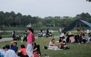 Hà Nội: Người dân đổ về công viên Yên Sở cắm trại dịp nghỉ lễ