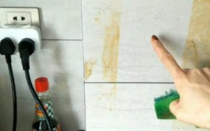 Trộn nước giải khát có gas với xà phòng - mẹo cực hay giúp làm sạch mọi góc bẩn trong phòng tắm