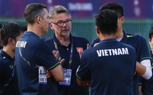 U22 Việt Nam thua cay đắng, HLV Troussier họp nóng với trợ lý ngay tại sân
