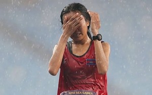 VĐV Campuchia vừa chạy vừa khóc dưới mưa dùng tiền thưởng trả nợ cho mẹ