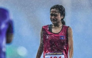 VĐV điền kinh khóc dưới mưa của Campuchia dùng tiền thưởng để trả nợ cho mẹ