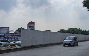 Hơn 500 m tường bêtông cao bất ngờ dựng giữa con đường "đắp chiếu" hơn 10 năm