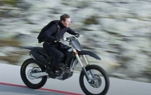 Cận cảnh màn lao xe qua vách núi đầy mạo hiểm của tài tử Tom Cruise ở phim mới