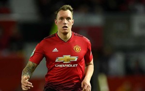 Man Utd tri ân Phil Jones sau 12 năm gắn bó