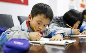 Học sinh tiểu học viết văn kêu "mẹ em vất vả lắm" rồi nhắn nhủ thêm 1 câu khiến cô giáo đọc xong cười chảy cả nước mắt