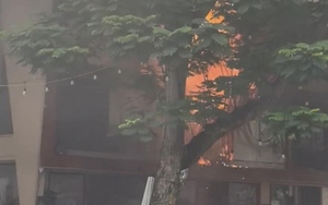 Cháy dữ dội tại quán Phê La trên phố cổ Hà Nội