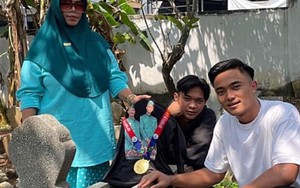 Xúc động cầu thủ U22 Indonesia khoe huy chương vàng SEA Games 32 trước mộ cha