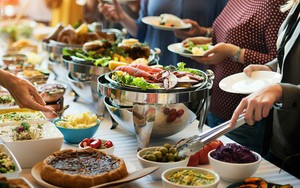 Khách mua 1 suất buffet hơn 110.000 đồng nhưng 3 người ăn, có thái độ gay gắt khi bị nhắc nhở