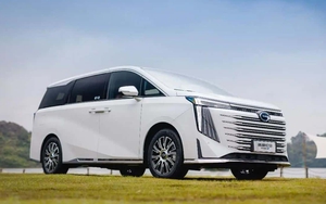 Mẫu xe mới này ngang cỡ Toyota Alphard, có 8 màn hình, giá quy đổi 1,1 tỷ