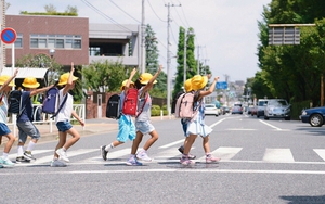 Đằng sau những đứa trẻ Nhật Bản tự đi bộ đến trường: Sự chung sức của cả cộng đồng và giáo dục tinh tế